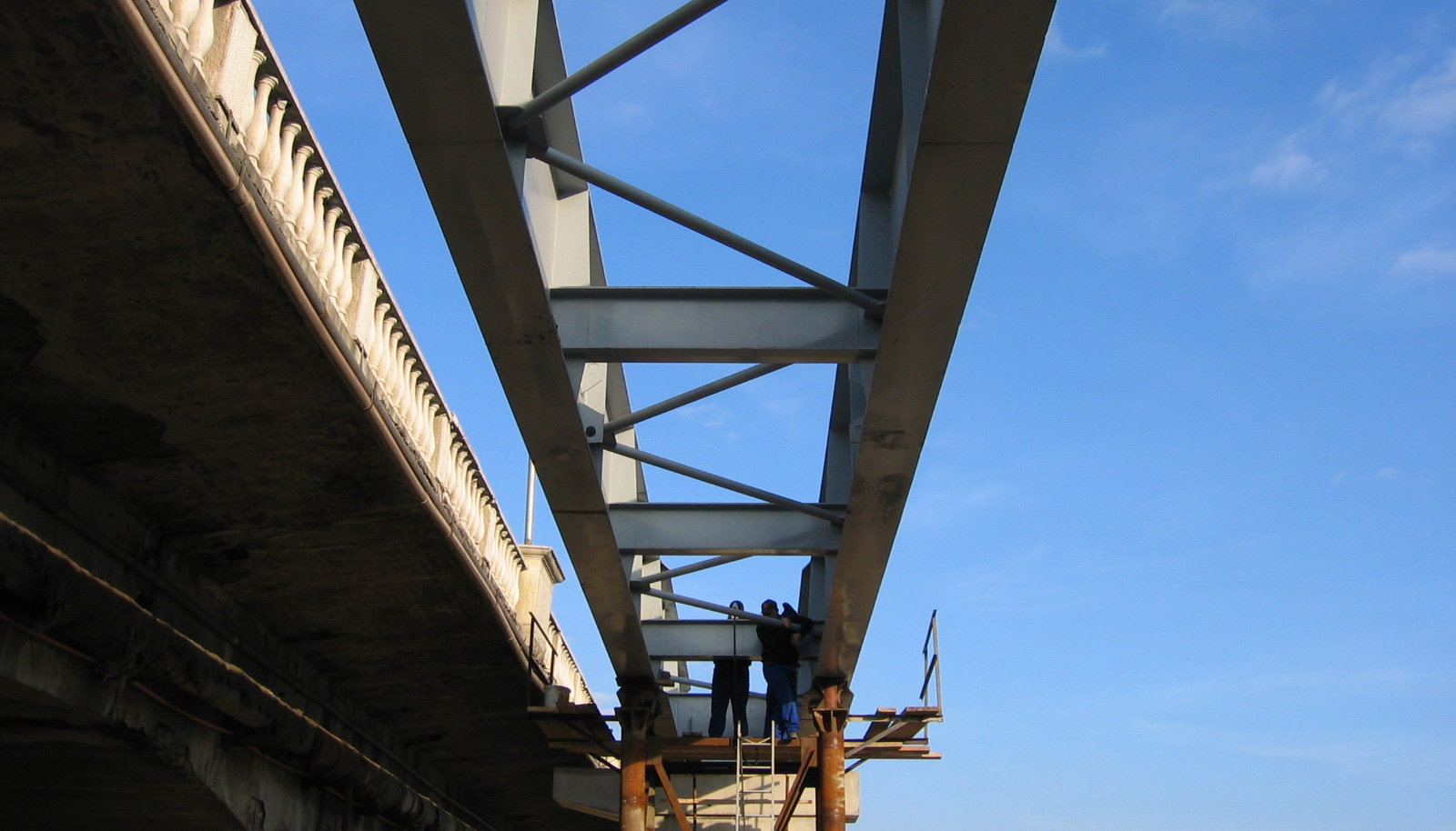 Pasarelă peste râul Bistrița